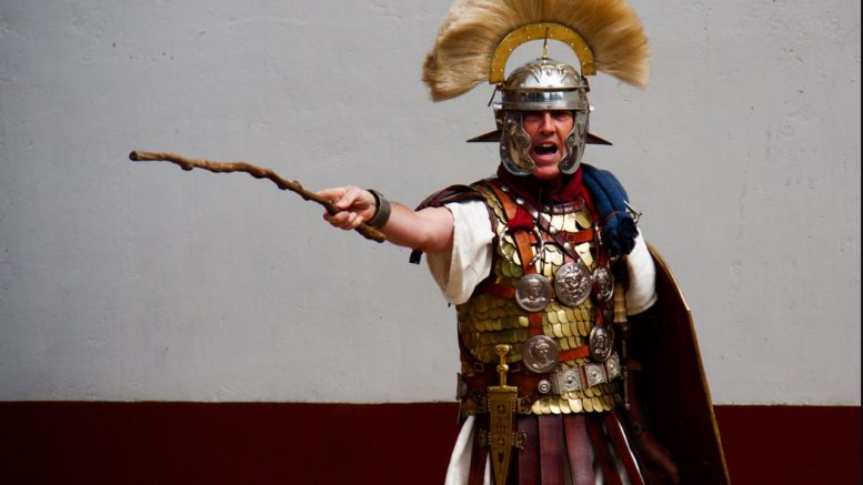hale Stille involveret Romersk legionær: Rigtige mænd har sokker i sandalerne - Satyren